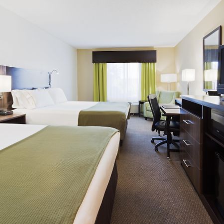 Holiday Inn Express And Suites Tampa I-75 At Bruce B. Downs By Ihg Bagian luar foto