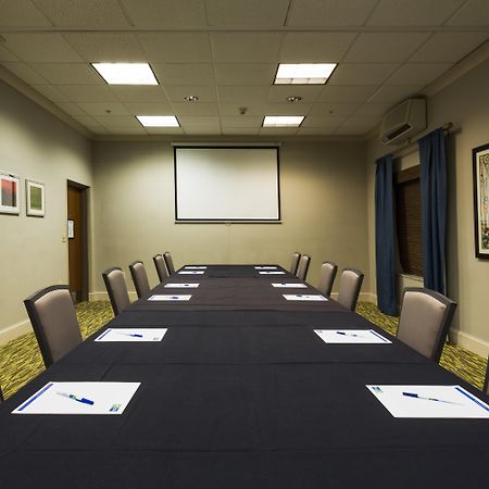 Holiday Inn Express And Suites Tampa I-75 At Bruce B. Downs By Ihg Bagian luar foto
