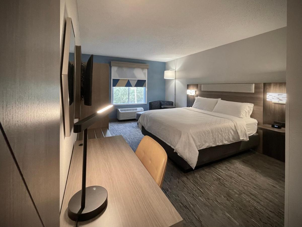Holiday Inn Express And Suites Tampa I-75 At Bruce B. Downs By Ihg Bagian luar foto