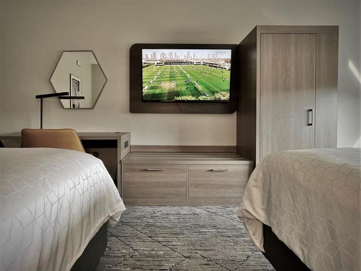 Holiday Inn Express And Suites Tampa I-75 At Bruce B. Downs By Ihg Bagian luar foto
