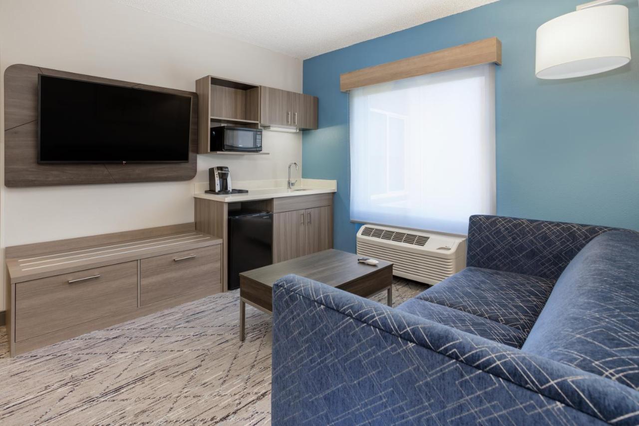 Holiday Inn Express And Suites Tampa I-75 At Bruce B. Downs By Ihg Bagian luar foto