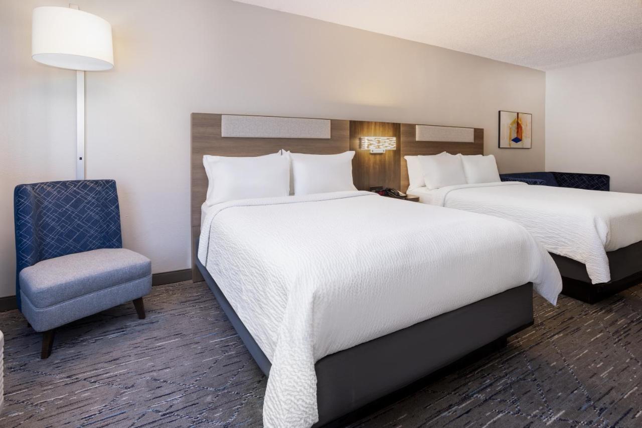 Holiday Inn Express And Suites Tampa I-75 At Bruce B. Downs By Ihg Bagian luar foto
