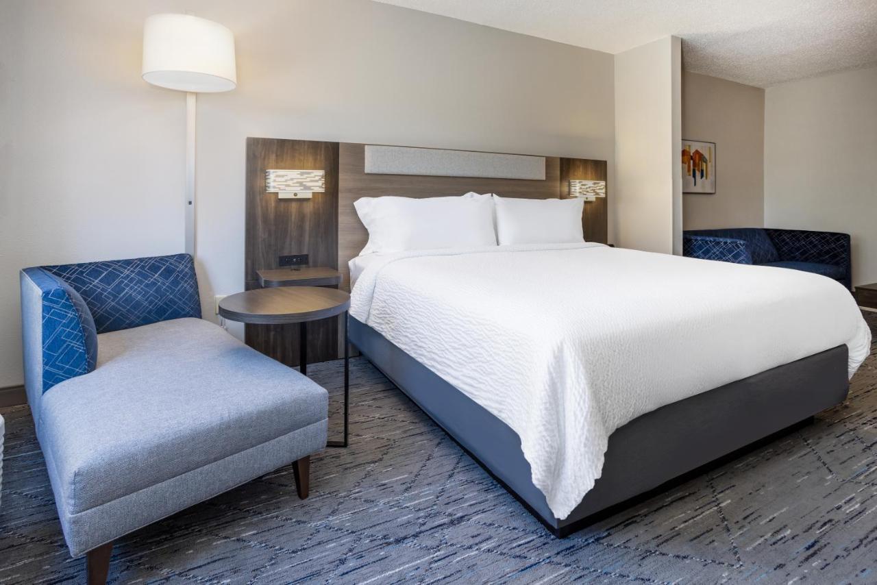 Holiday Inn Express And Suites Tampa I-75 At Bruce B. Downs By Ihg Bagian luar foto