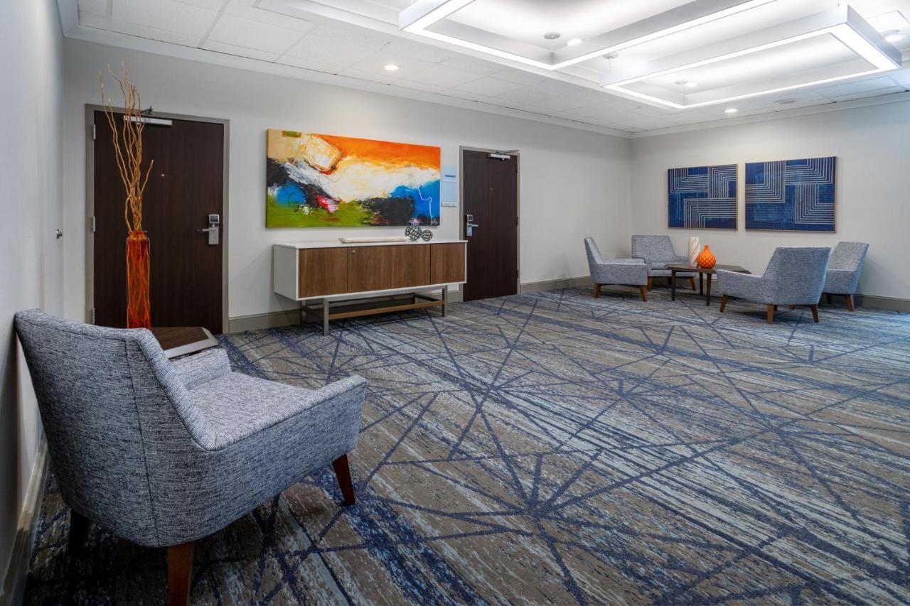 Holiday Inn Express And Suites Tampa I-75 At Bruce B. Downs By Ihg Bagian luar foto