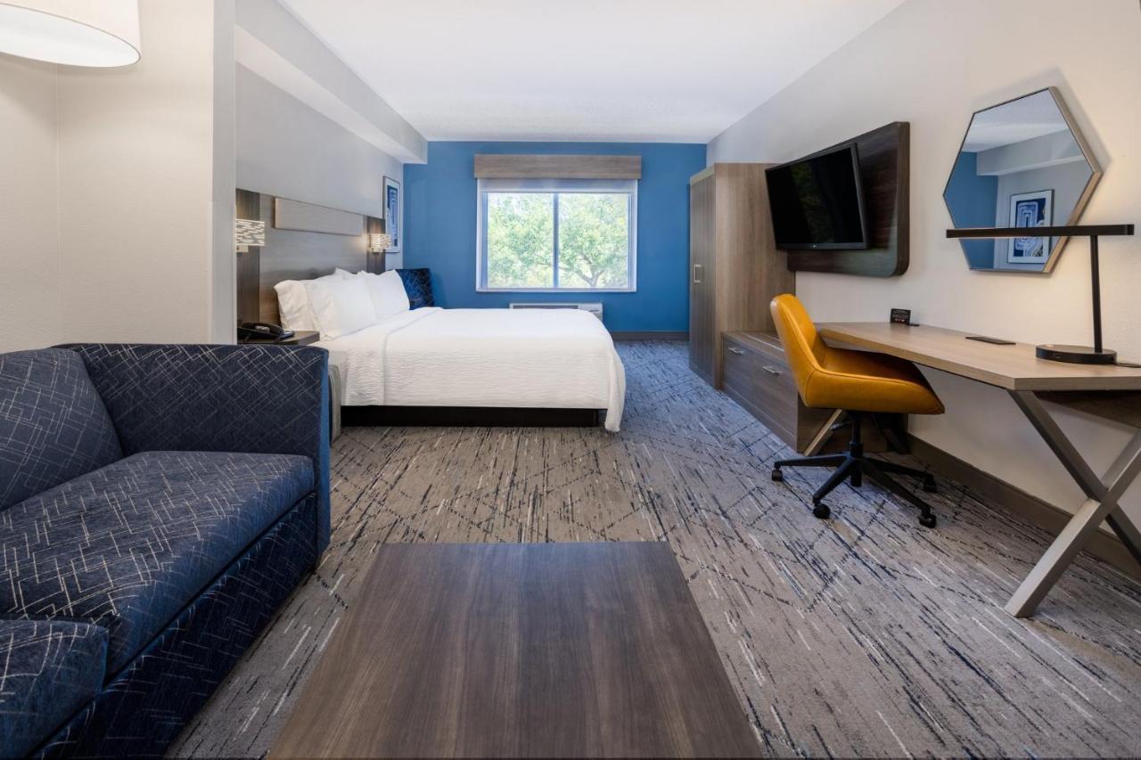 Holiday Inn Express And Suites Tampa I-75 At Bruce B. Downs By Ihg Bagian luar foto