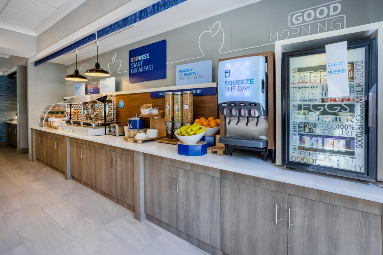 Holiday Inn Express And Suites Tampa I-75 At Bruce B. Downs By Ihg Bagian luar foto