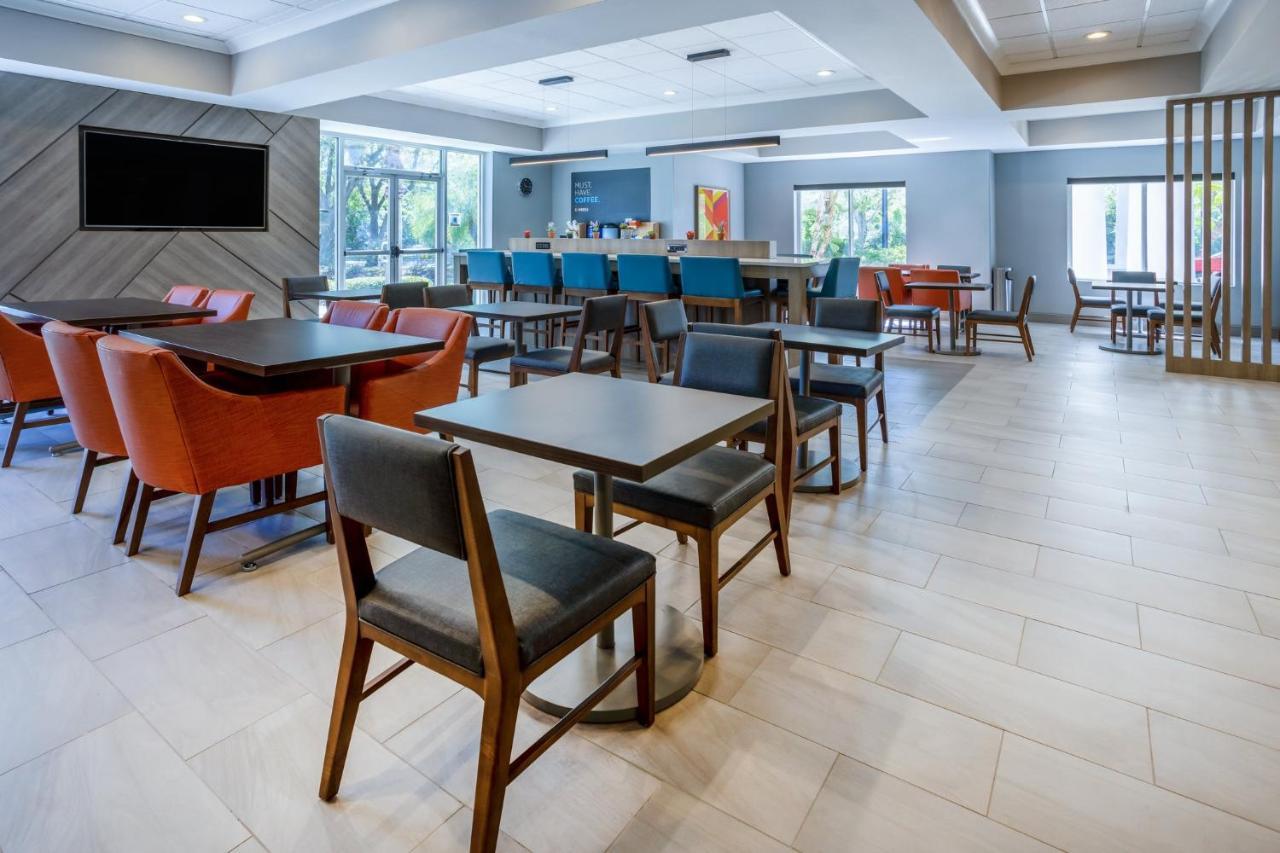 Holiday Inn Express And Suites Tampa I-75 At Bruce B. Downs By Ihg Bagian luar foto