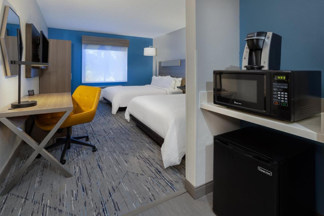 Holiday Inn Express And Suites Tampa I-75 At Bruce B. Downs By Ihg Bagian luar foto