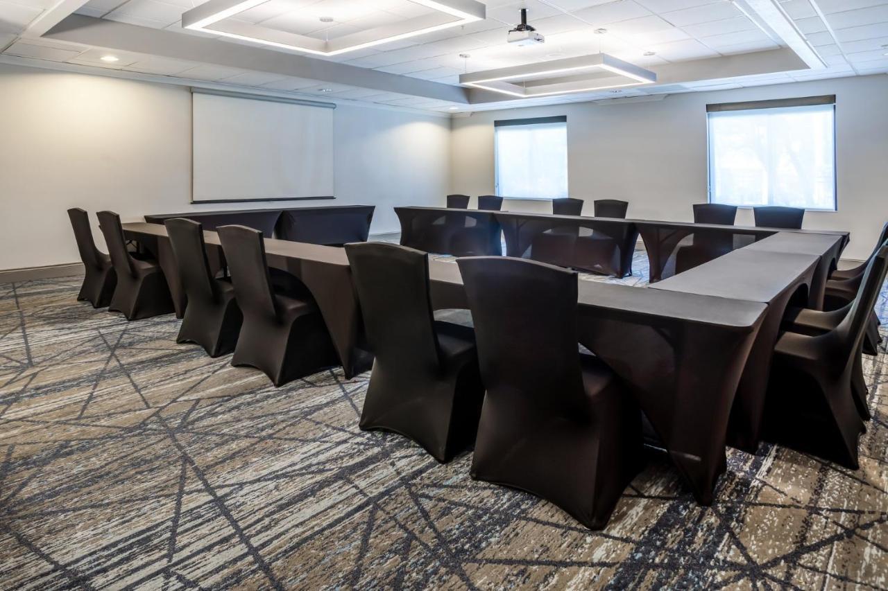 Holiday Inn Express And Suites Tampa I-75 At Bruce B. Downs By Ihg Bagian luar foto