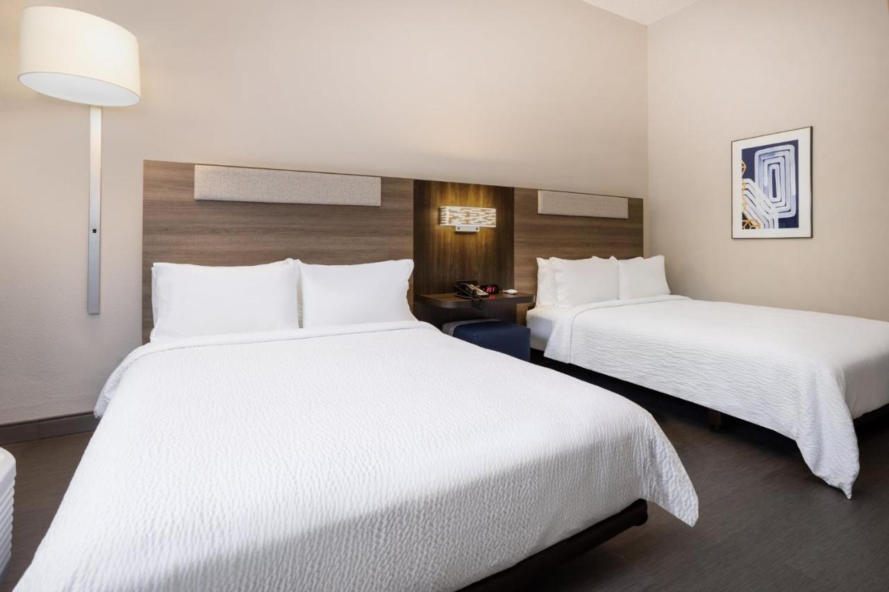 Holiday Inn Express And Suites Tampa I-75 At Bruce B. Downs By Ihg Bagian luar foto