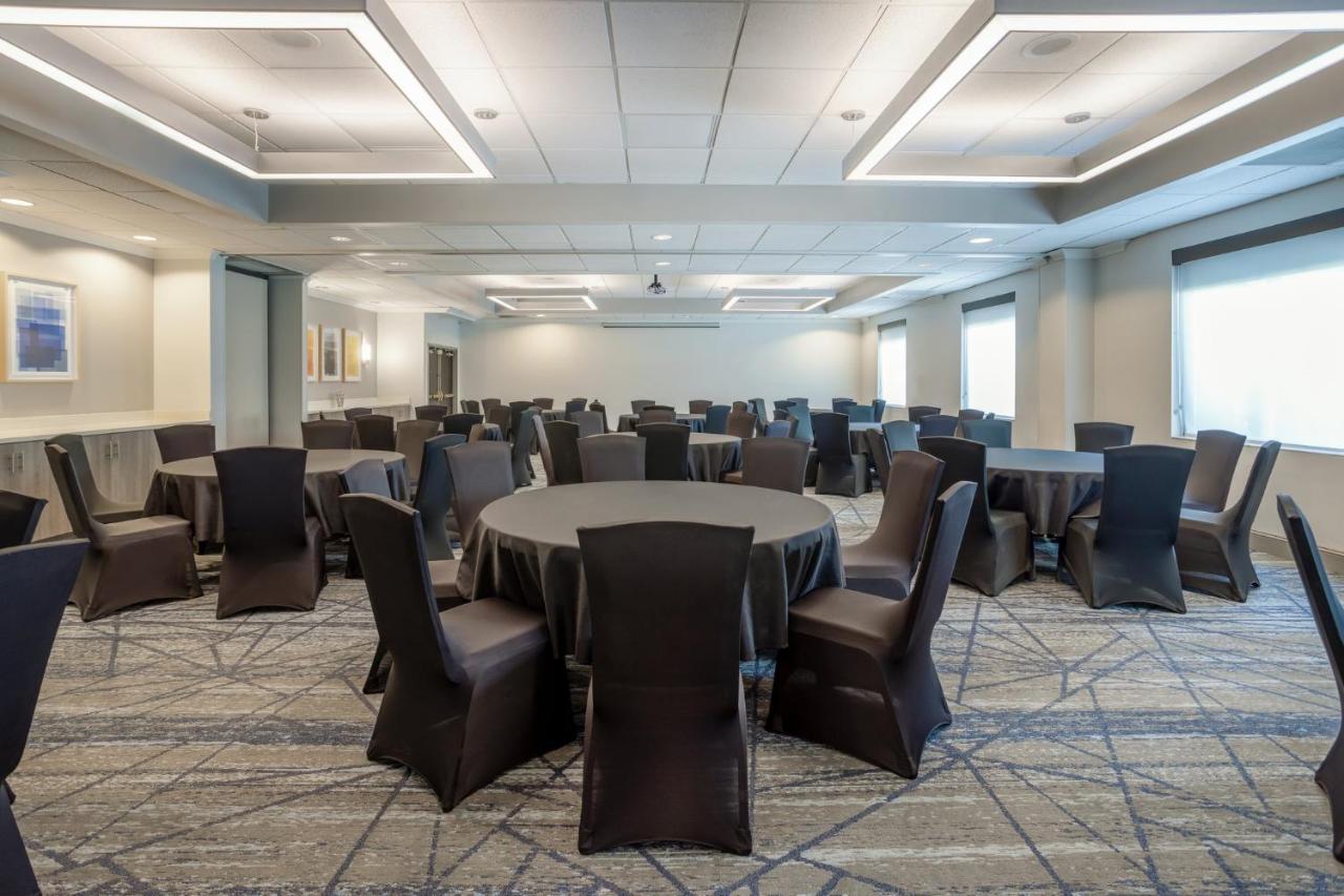 Holiday Inn Express And Suites Tampa I-75 At Bruce B. Downs By Ihg Bagian luar foto