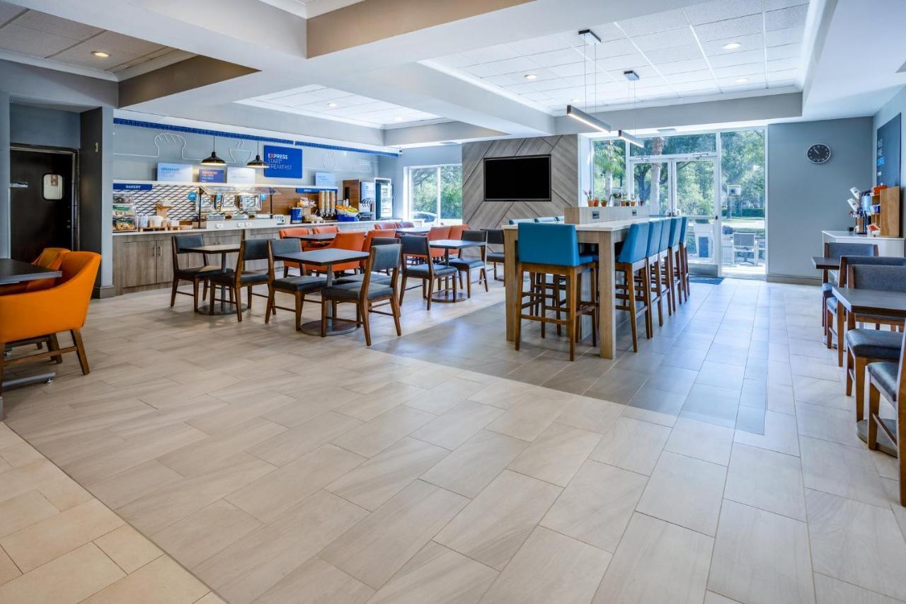 Holiday Inn Express And Suites Tampa I-75 At Bruce B. Downs By Ihg Bagian luar foto