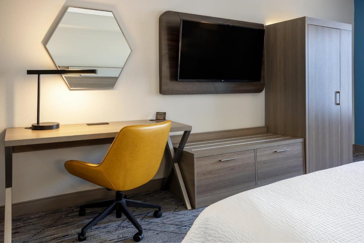 Holiday Inn Express And Suites Tampa I-75 At Bruce B. Downs By Ihg Bagian luar foto