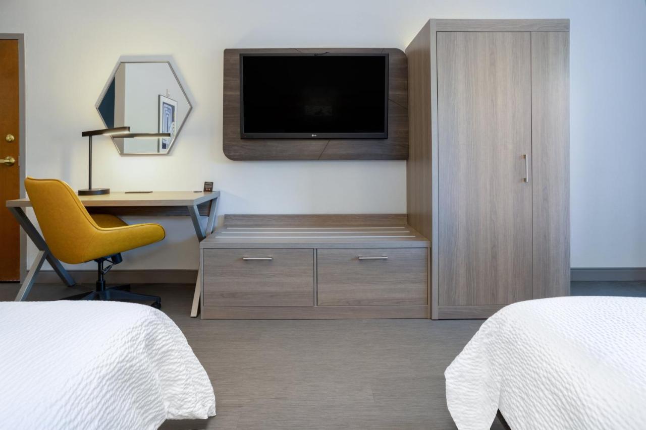 Holiday Inn Express And Suites Tampa I-75 At Bruce B. Downs By Ihg Bagian luar foto
