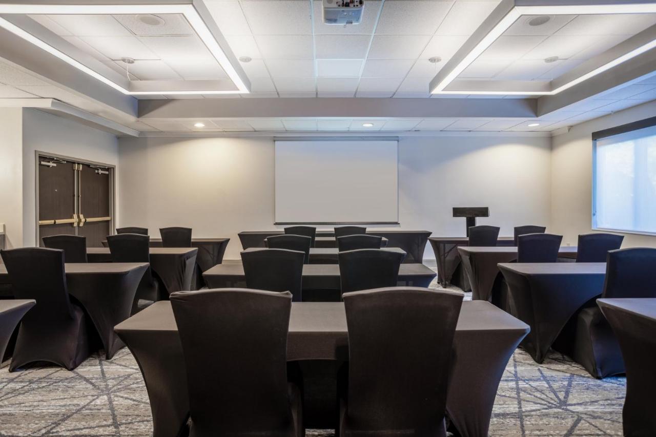 Holiday Inn Express And Suites Tampa I-75 At Bruce B. Downs By Ihg Bagian luar foto