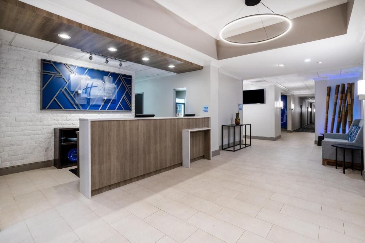 Holiday Inn Express And Suites Tampa I-75 At Bruce B. Downs By Ihg Bagian luar foto