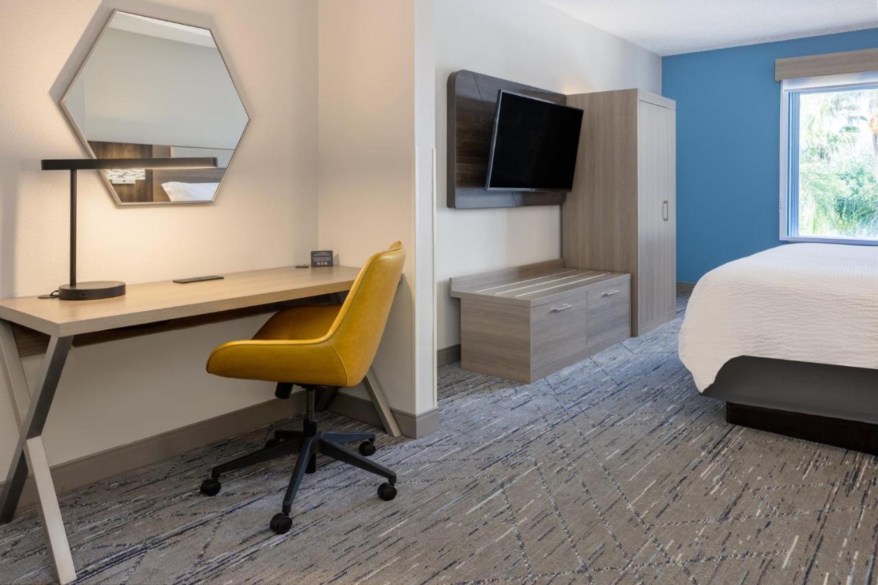 Holiday Inn Express And Suites Tampa I-75 At Bruce B. Downs By Ihg Bagian luar foto
