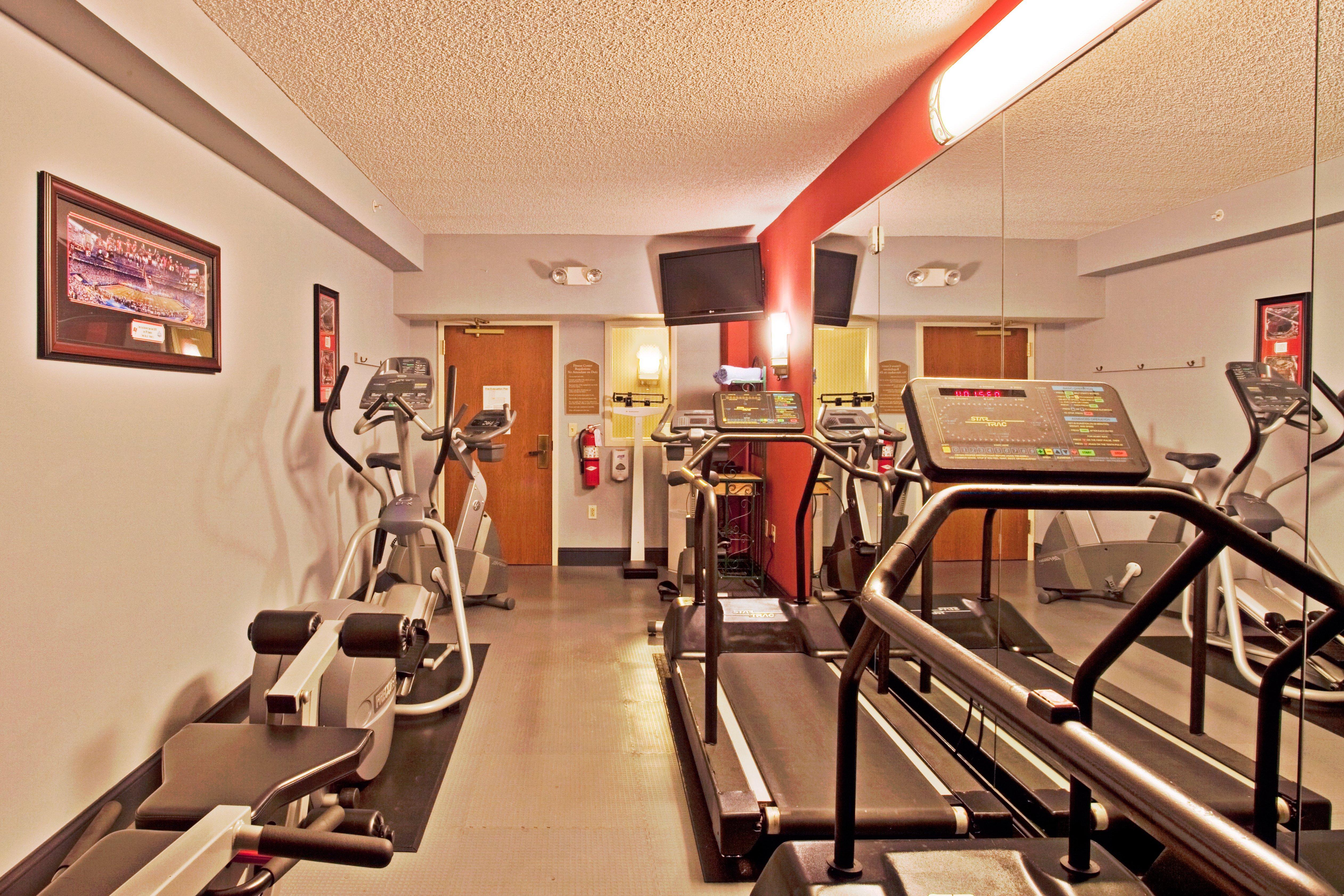 Holiday Inn Express And Suites Tampa I-75 At Bruce B. Downs By Ihg Bagian luar foto