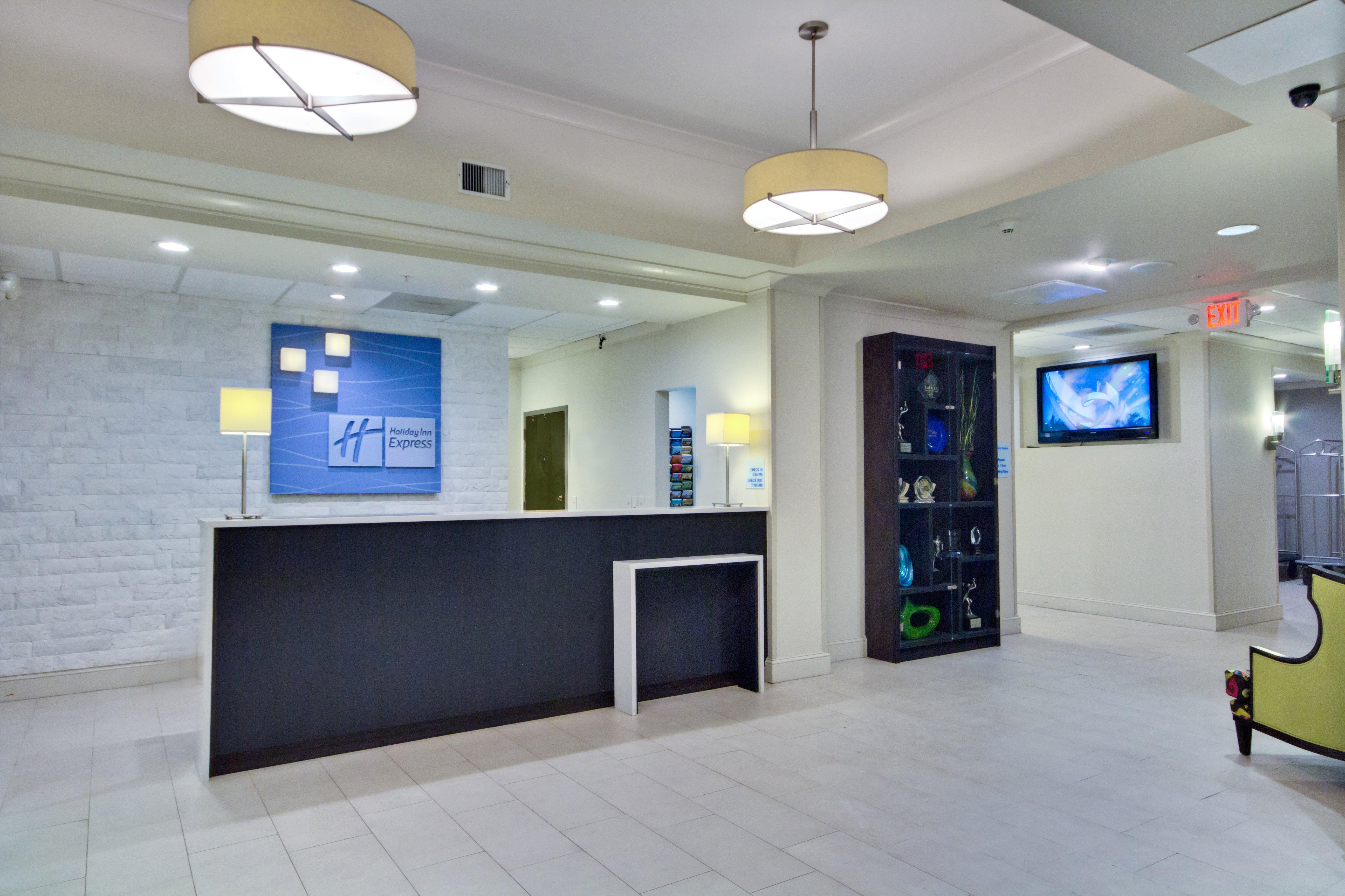Holiday Inn Express And Suites Tampa I-75 At Bruce B. Downs By Ihg Bagian luar foto