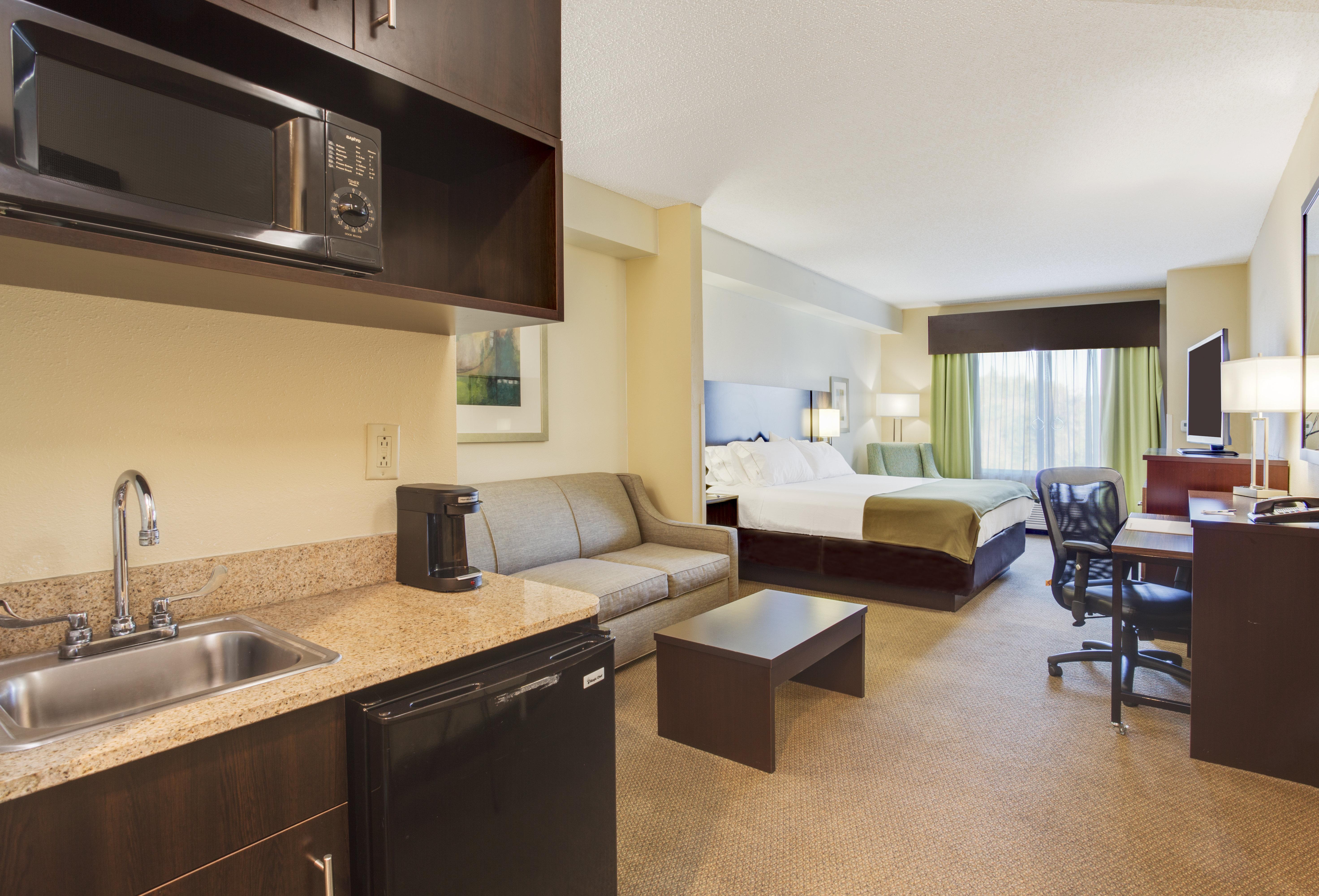 Holiday Inn Express And Suites Tampa I-75 At Bruce B. Downs By Ihg Bagian luar foto